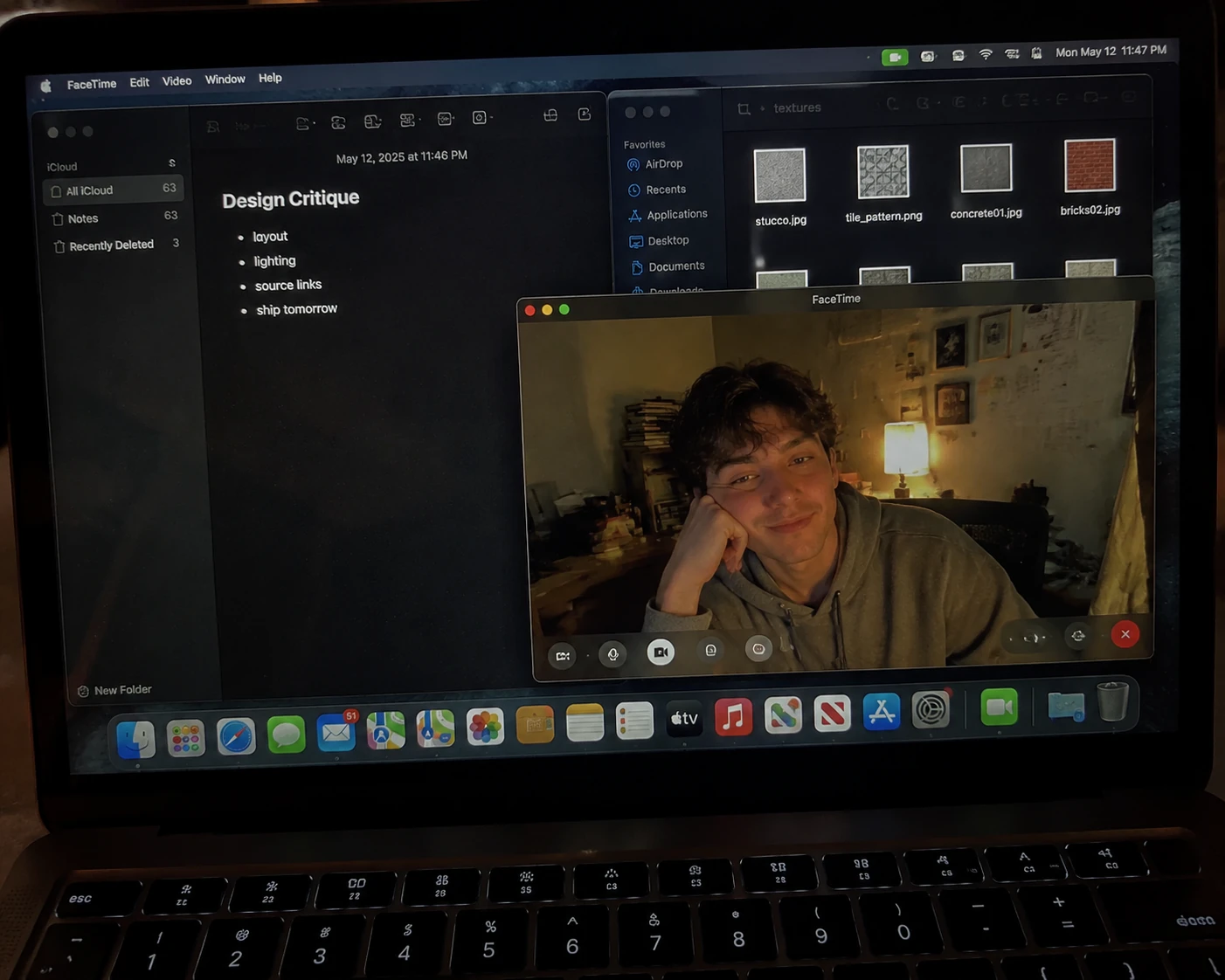深夜工作场景中的电脑屏幕随手拍，含笔记、Finder 与 FaceTime 预览。